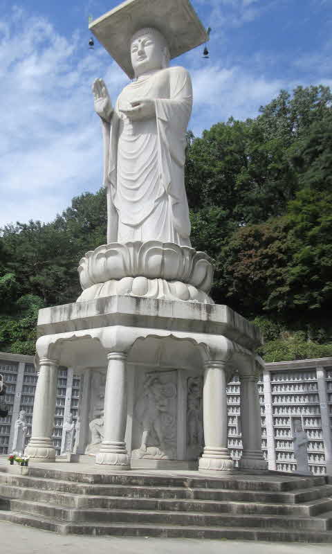 22 Diese Statue ist mit 23 m Höhe die größte Statue des Mireuk (Maitreya)-Buddhas in Korea. Mireuk ist der Buddha der Zukunft, der kommende große Weltlehrer.jpg