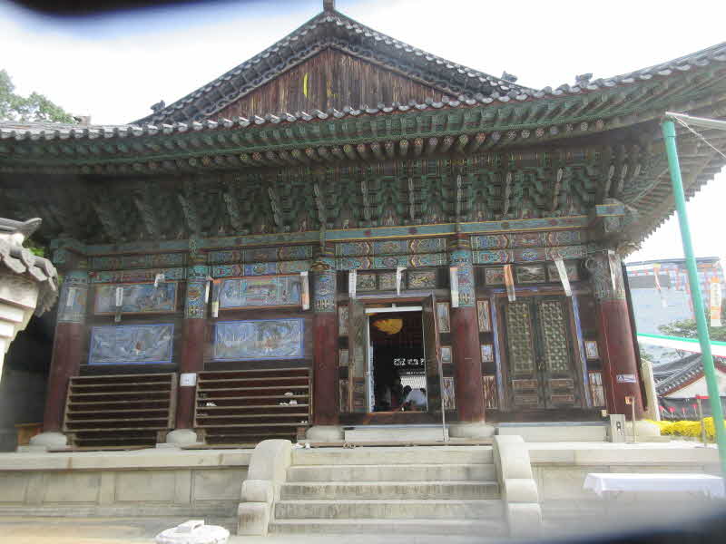 13 Tempelhalle, in der gebetet wird.jpg