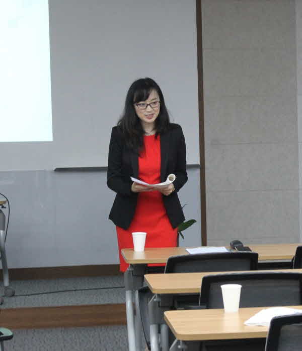 043 Prof. Meng bei der Diskussion.JPG