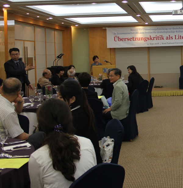 099 Prof. Shin und Prof. Kwon rufen zum Gruppenfoto vom Symposium und von der Preisverleihung.JPG