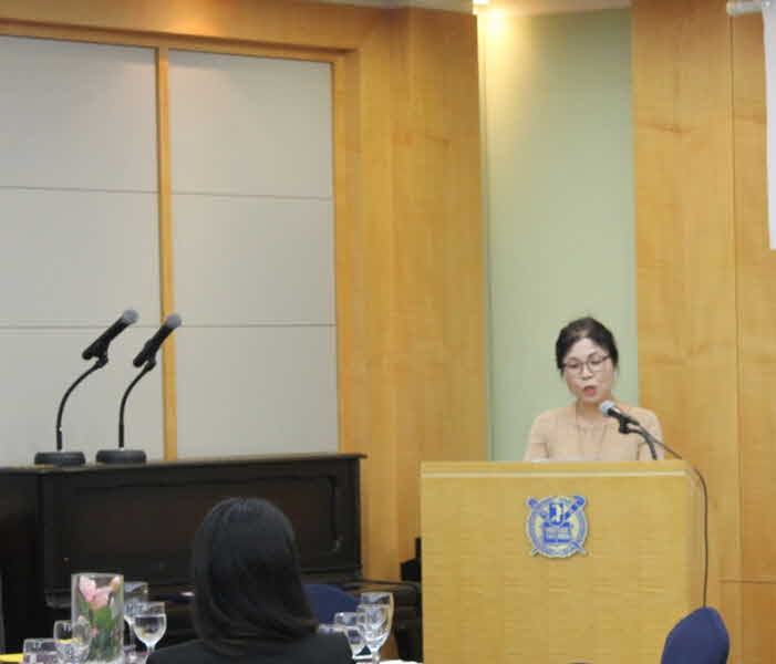 076 Die vorsitzende der Jury, Prof. Dr. JANG, Eun Su, gibt die Entscheidung bekannt und begründet sie..JPG