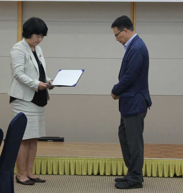 078 Verlesung der Preisurkunde für Prof. Dr. PYEON, Young Soo durch die Institutsleiterin Prof. Dr. CHOI, Yun-Young.JPG