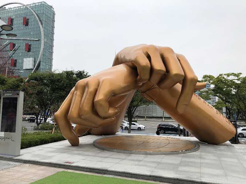 163 Statue inspiriert vom Welthit Kangnam Style (mit den Reitbewegungen) des koreanischen Sängers Psy. Die Statue wurde von HWANG, Man-seok geschaffen..jpg