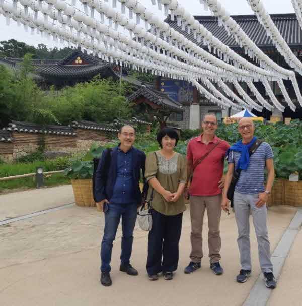 146 Die Referenten Buschmann, Heibert und Yamaguchi haben mit Frau Choe und Herrn Kwon den Sonntag in Seoul verbracht, um etwas von Korea kennenzulernen.  .jpg