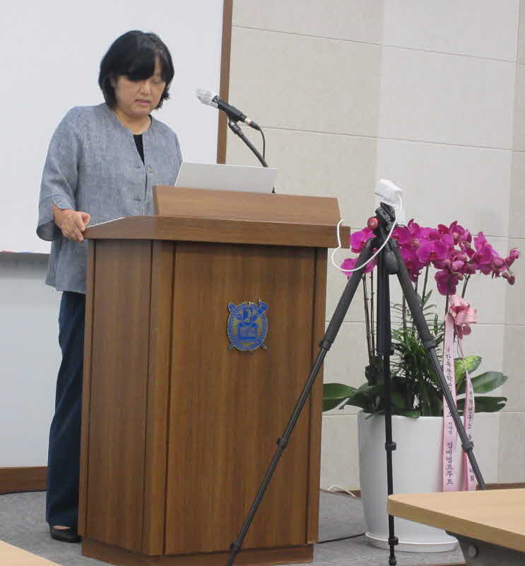 06 Grußwort Choi Yun-Young, Leiterin des Instituts für Übersetzungsforschung.JPG