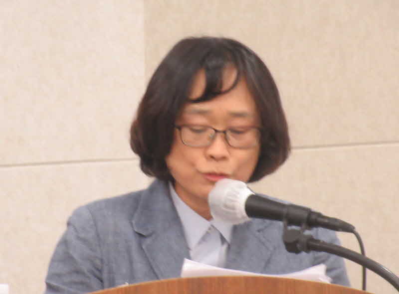 05 Leiterin der Vormittagssitzung Kim Yeon-Soo.JPG